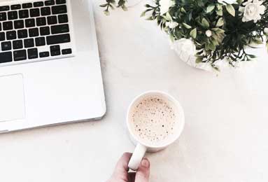 外媒分享Hali1印城抢先发售现场视频：哈利伯顿为球迷们购买的球鞋亲笔签名