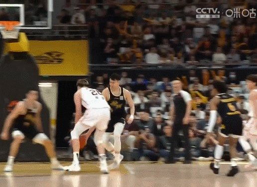 新闻等-CBA开出重磅罚单：周琦肘击对手停赛2场被罚10万